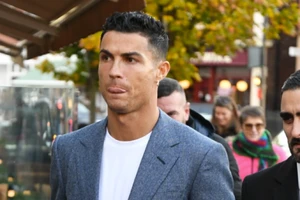 Ronaldo ăn mặc lịch lãm cùng các cầu thủ Man Utd đi ăn tại nhà hàng sang trọng Cibo.