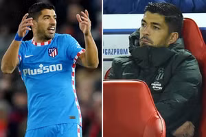 Suarez bị cổ động viên đội bóng cũ Liverpool la ó và sau đó thất thần ngoài sân.