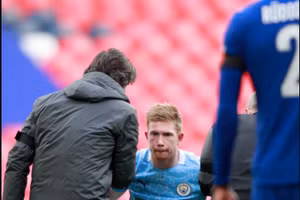 Bruyne dính chấn thương phải tập tễnh rời sân.