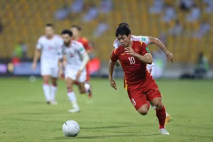 Công Phượng bị cầu thủ UAE phạm lỗi trong vòng cấm nhưng Việt Nam không được hưởng phạt đền.