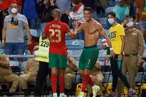 Cởi áo ăn mừng "giúp" Ronaldo sớm được về hội quân cùng các đồng đội tại Man Utd.