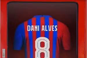 Alves mang áo số 8 lần trở lại Barca.