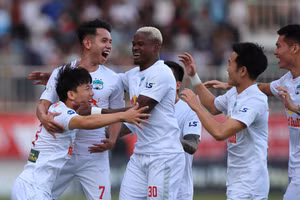 Các cầu thủ HAGL đang dẫn đầu V-League trước khi giải bị tạm hoãn vì Covid-19.