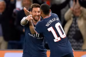 Messi chia vui với Mbappe sau khi ghi siêu phẩm vào lưới Man City.