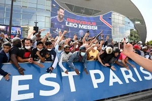 Video: Người hâm mộ "đau khổ" ở Barcelona và "sung sướng" ở Paris vì Messi