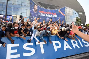 Video: Người hâm mộ "đau khổ" ở Barcelona và "sung sướng" ở Paris vì Messi