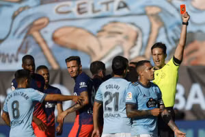 Video: Suarez châm ngòi hỗn loạn khiến cả đồng đội lẫn đối thủ “ăn” thẻ đỏ 