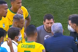 Messi rất bức xúc sau khi 4 đồng đội bị giới chức Brazil xông vào sân bắt đưa đi cách ly Covid-19.