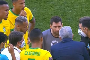 Messi rất bức xúc sau khi 4 đồng đội bị giới chức Brazil xông vào sân bắt đưa đi cách ly Covid-19.