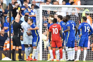 VAR giúp Liverpool thoát thua trên sân nhà trước Chelsea. 