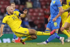 Chân cầu thủ Artem Besyedin biến dạng sau pha vào bóng kinh hoàng của Danielsson.