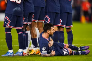 Messi lần đầu trong sự nghiệp phải nằm rào khi PSG thắng Man City 2-0.