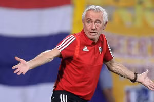Chiến lược gia Van Marwijk không hài lòng khi UAE chỉ thắng Thái Lan 3-1.