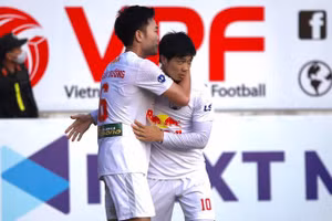 Xuân Trường chia vui cùng Công Phượng sau khi ghi bàn vào lưới Hà Nội FC