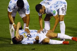 Lionel Messi đau đớn nằm sân sau pha truy cản của Adrian Martinez