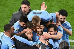 Các cầu thủ Man City đứng trước cơ hội đi vào lịch sử bóng đá Anh.
