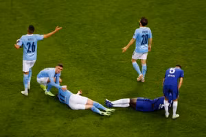 De Bruyne và Antonio Rudiger cùng nằm sân sau pha va chạm mạnh.