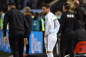 Messi phải vào sân từ băng dự bị trận Argentina thắng Uruguay 1-0.
