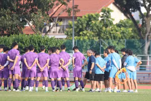 Đội tuyển Việt Nam họp chiến thuật ngay trên sân tập. (Ảnh VFF).