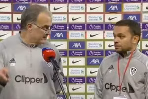 Chiến lược gia Marcelo Bielsa thường xuyên phải sử dụng phiên dịch ở Ngoại hạng Anh. 