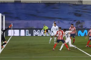 Một cuộc so tài giữa Real Madrid và Atletico Madrid.