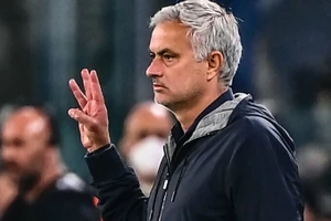 Hành động khiêu khích của Mourinho nhắm về cổ động viên Juventus.