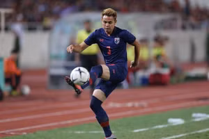 Theerathon đang hứng cơn thịnh nộ từ người hâm mộ Thái Lan vì từ chối lên tuyển quốc gia.