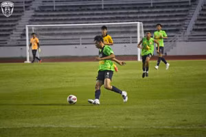 Dư luận Thái Lan nổi giận với hình ảnh Supachai Jaided ra sân thi đấu dù chưa hết hạn cách ly.