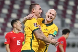 Trung Quốc (áo đỏ) thua Australia 0-3 ở lượt trận đầu tiên vòng loại cuối cùng World Cup 2022 khu vực châu Á.