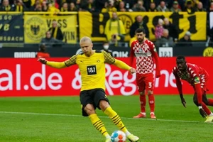 Haaland ghi bàn từ chấm phạt đền giúp Dortmund thắng chung cuộc 3-1.