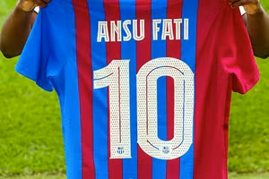 Ansu Fati được trao chiếc áo số 10 tại Nou Camp.