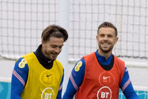 Grealish và Henderson chấn thương khi tập trung đội tuyển Anh.