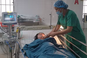 Bác sĩ chăm sóc bệnh nhân sau phẩu thuật.