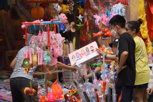 Phố Hàng Mã ngập tràn đồ chơi Trung Quốc