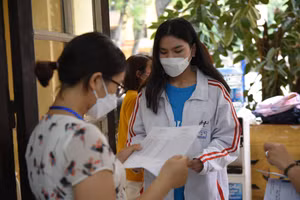 Thí sinh làm thủ tục trước khi vào phòng thi tốt nghiệp THPT. Ảnh: Thế Đại.