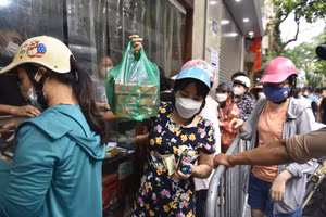 Người dân xếp hàng dài đợi cả tiếng để mua bánh trung thu.