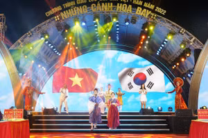 Nghệ sĩ Việt Nam, Hàn Quốc biểu diễn trong chương trình 'Những cánh hoa bay' 