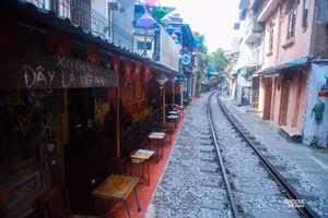 Du khách ngỡ ngàng khi 'phố cà phê đường tàu' đóng rào chắn