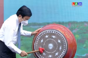 Nguyên Chủ tịch nước Trương Tấn Sang đánh trống khai giảng năm học mới 2021-2022 (Ảnh: Đài PT-TH Long An)