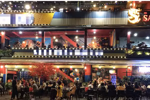 Báo Tuổi Trẻ phán ánh tình trạng cơ sở kinh doanh dịch vụ ăn uống tại Quận 1 đông người, không đảm bảo công tác phòng chống dịch Covid-19. (Ảnh: chụp màn hình)