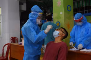 Lực lượng y tế lẫy mẫu xét nghiệm cho người dân ở khu vực có nguy cơ để kiểm soát dịch Covid-19. (Ảnh: HCDC).