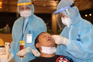 Nhân viên y tế TP. Thủ Đức lấy mẫu xét nghiệm tại khu Công nghệ cao để kiểm soát dịch Covid-19 ngay đêm 1/6 (Ảnh: Trung tâm Y tế Quận 9)