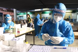 Lực lượng y tế lấy mẫu xét nghiệm diện rộng tất cả khu vực dân cư liên quan đến ca nhiễm để tầm soát dịch Covid-19. (Ảnh: HCDC).