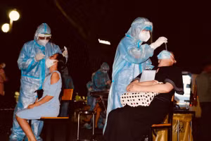 Lực lượng y tế lấy mẫu xét nghiệm các trường hợp liên quan đến ca nhiễm Covid-19 để phòng dịch. (Ảnh: HCDC).