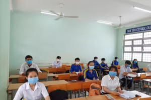  Học sinh lớp 12 Trường THCS&THPT Hưng Điền B, huyện Tân Hưng-Long An đến trường ôn thi, tuân thủ biện pháp 5K để phòng dịch (Ảnh: Sở GD&ĐT Long An)