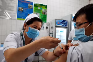 Nhân viên y tế bệnh viện Nhiệt đới TP.HCM tiêm vắc xin Covid-19 trong đợt đầu tiên. (Ảnh: Tuấn Thụy).