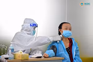 Lực lượng y tế thăm khám cho người bệnh tại Bệnh viện dã chiến số 5 (Ảnh HCDC)