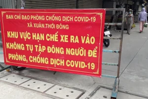 Lực lượng chức năng xã Xuân Thới Đông- Hóc Môn lập chốt phong tỏa khu vực chợ để phòng dịch Covid-19 (Ảnh: HCDC)