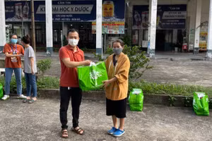 ThS Trương Văn Đạt – Trưởng phòng Công tác sinh viên ĐH Y Dược TP Hồ Chí Minh trao quà cho các sinh viên có hoàn cảnh khó khăn ở ký túc xá.