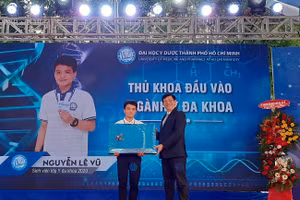 GS.TS. Nguyễn Thanh Long – Quyền Bộ trưởng Bộ Y tế tặng máy tính cho thủ khoa Nguyễn Lê Vũ -sinh viên Y đa khoa 2020